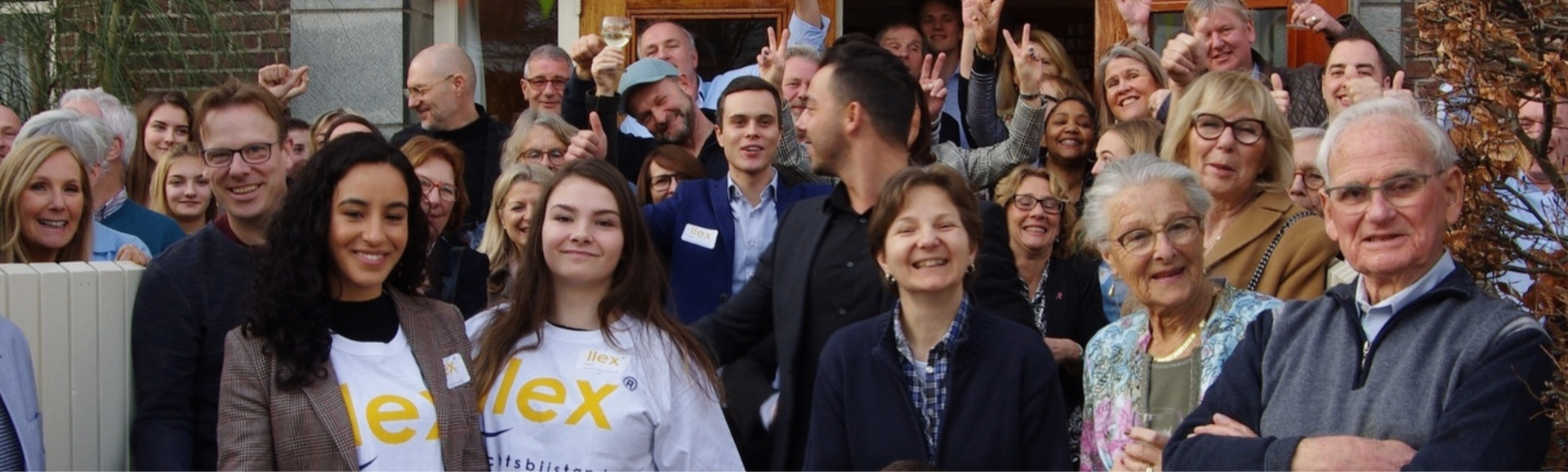 Усмихнато семейство, подкрепено от LLex